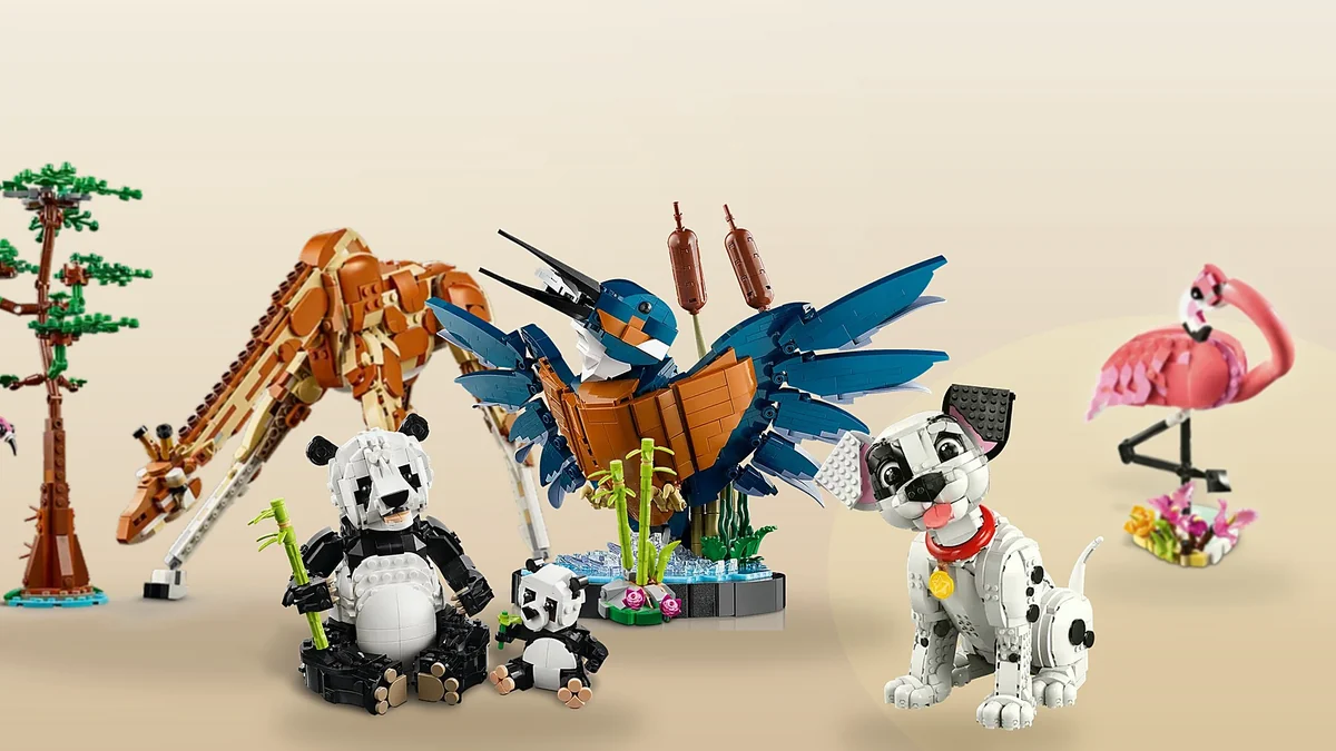 Vijf LEGO dierenmodellen naast elkaar: giraffe, pandafamilie, ijsvogel, dalmatiërpup en flamingo op een warme achtergrond