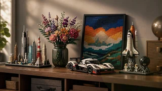 Vitrineplank met volwassen displaymodellen: skyline, boeket, mozaïekpaneel, raceauto en ruimtedisplay
