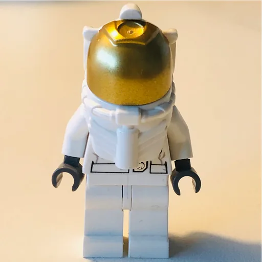 Astronaut (Woman, White, Diver Helmet, Gold Visor)