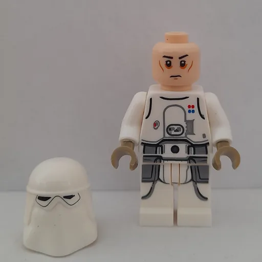 Snowtrooper (White Hips, Light Nougat Head, Officer)