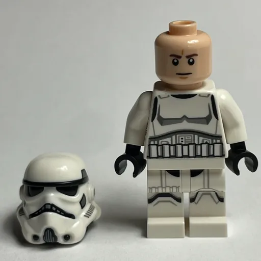 Stormtrooper (Light Nougat Head, White Arms)
