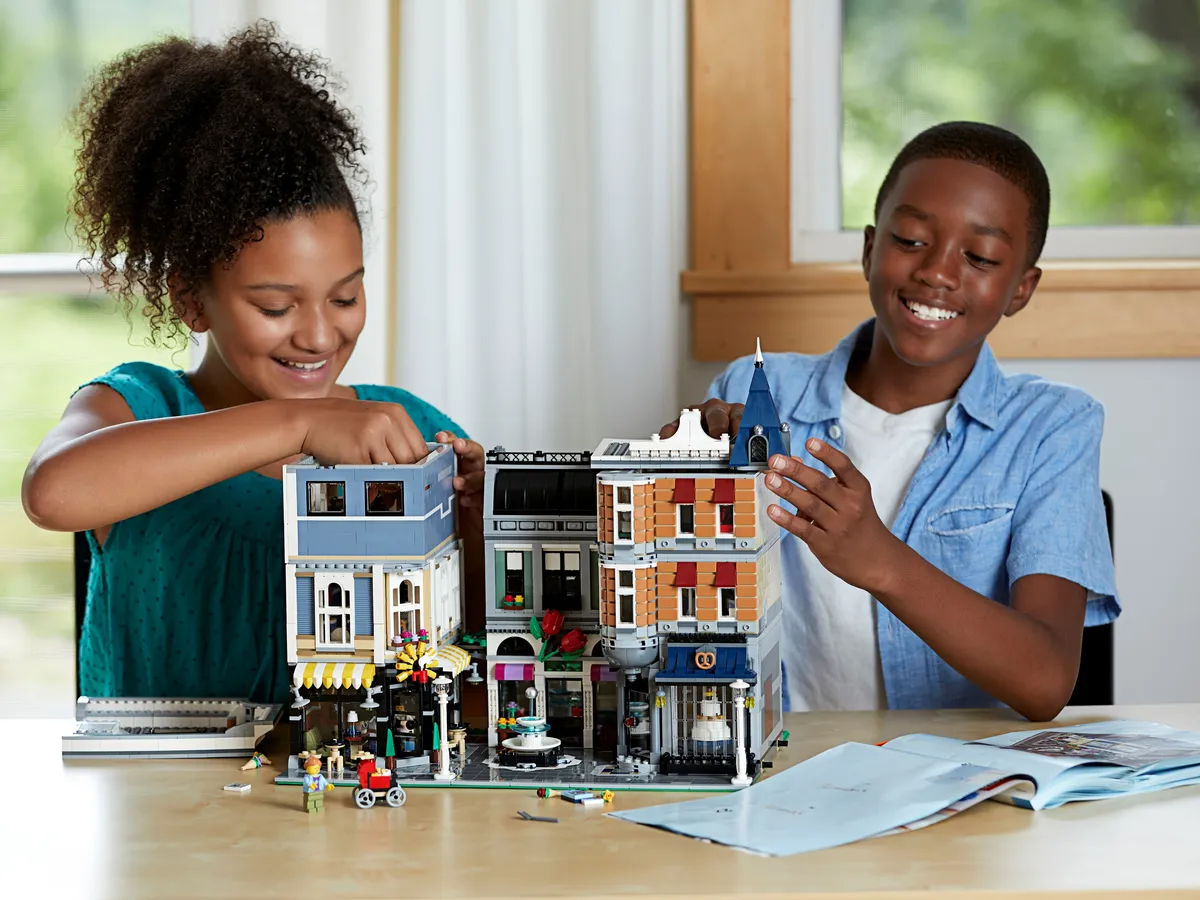 LEGO Assembly Square (10255) - image 9