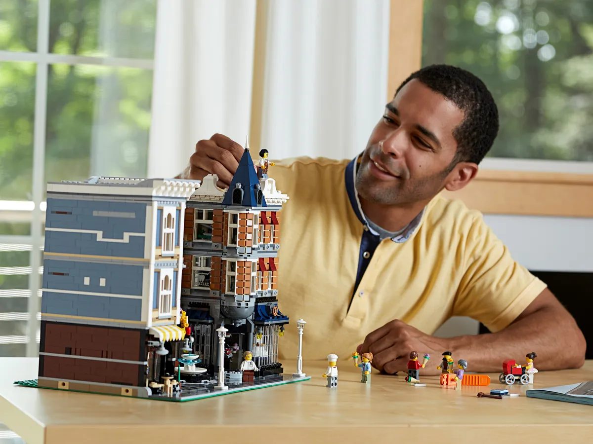 LEGO Assembly Square (10255) - image 8