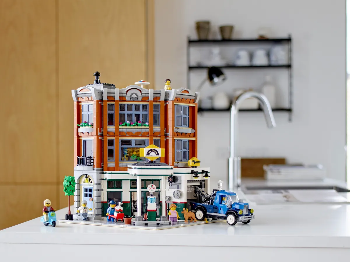 LEGO Corner Garage (10264) - Bild 13