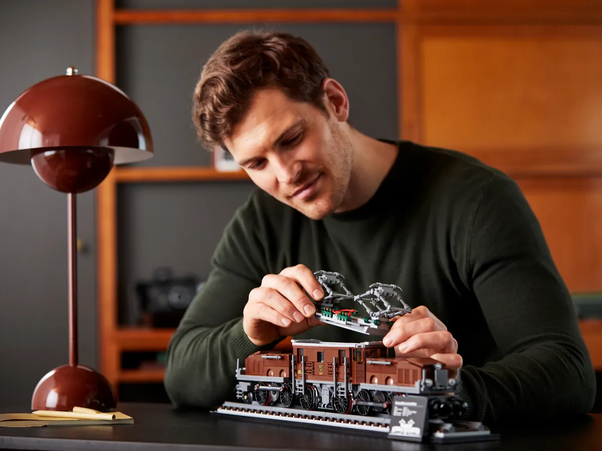 LEGO Crocodile Locomotive (10277) - Bild 8