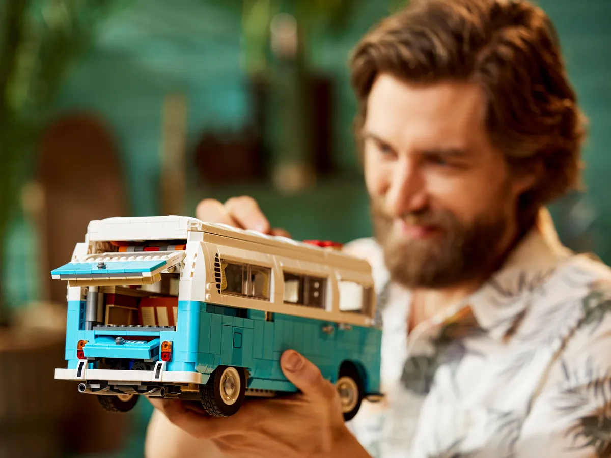 LEGO Volkswagen T2 Camper Van (10279) - Bild 14