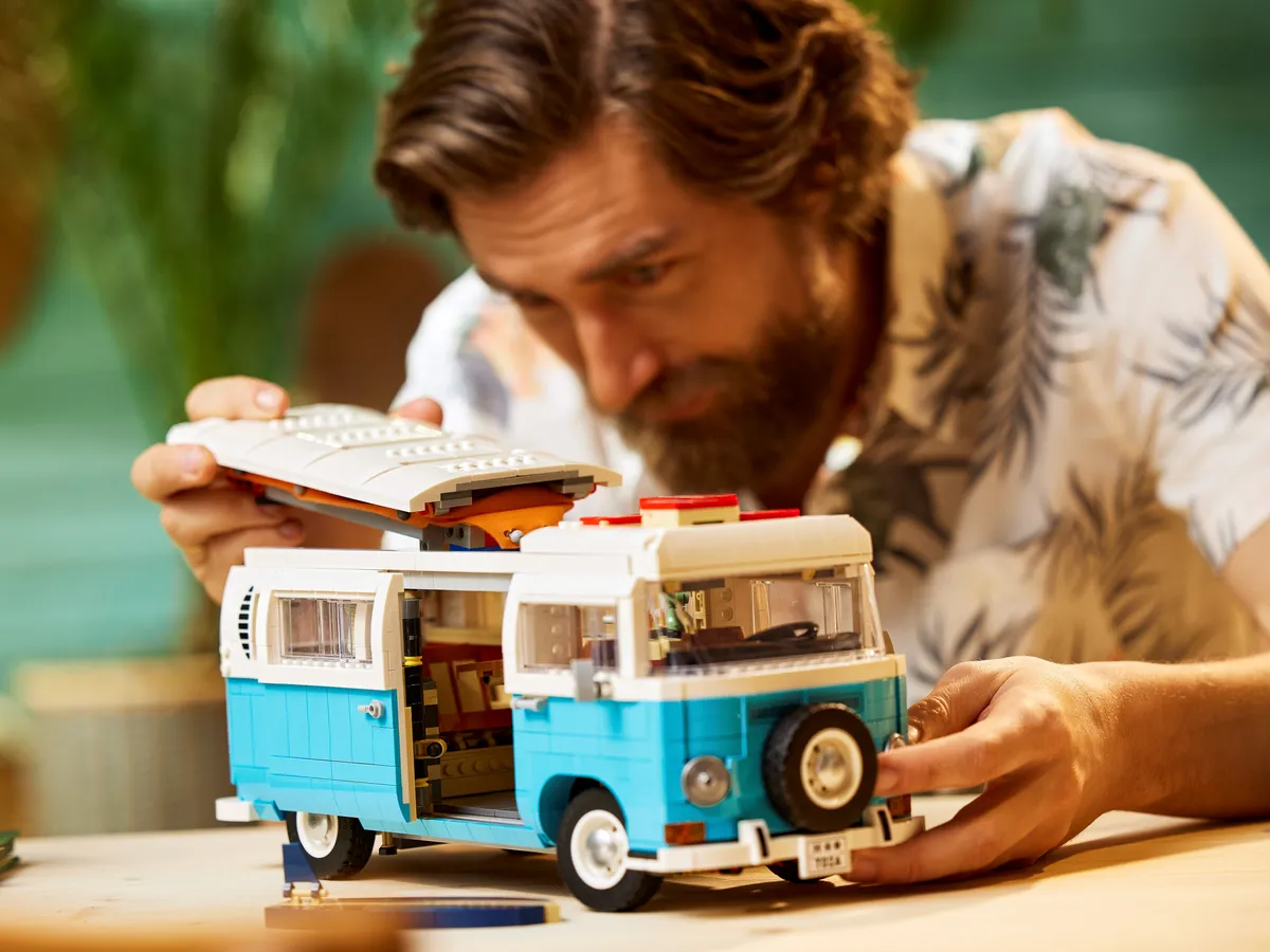 LEGO Volkswagen T2 Camper Van (10279) - Bild 15