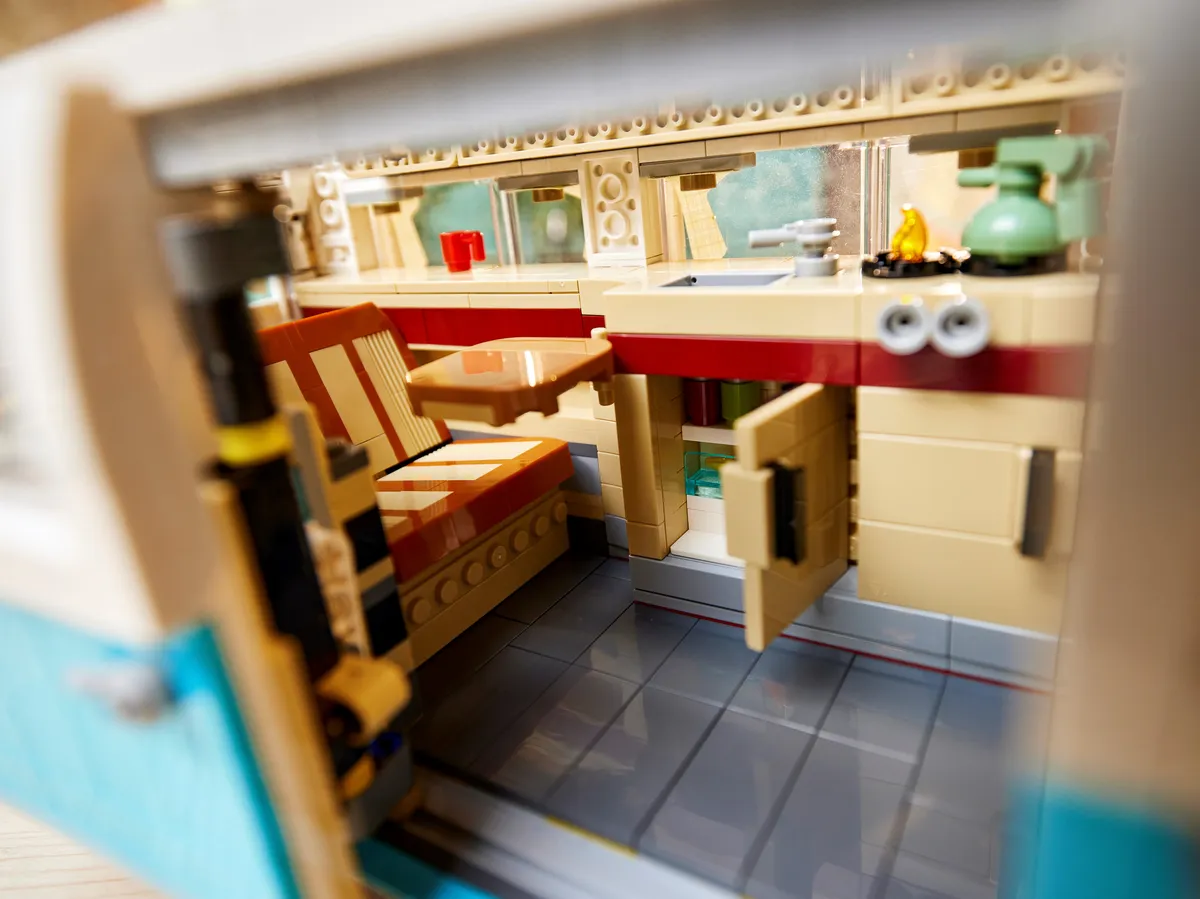 LEGO Volkswagen T2 Camper Van (10279) - Bild 17