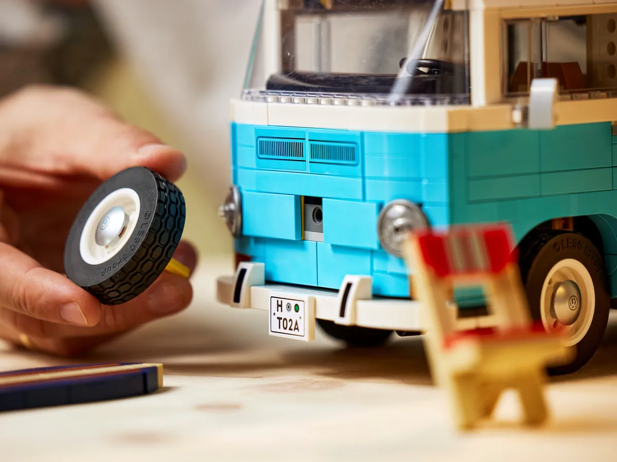 LEGO Volkswagen T2 Camper Van (10279) - Bild 20