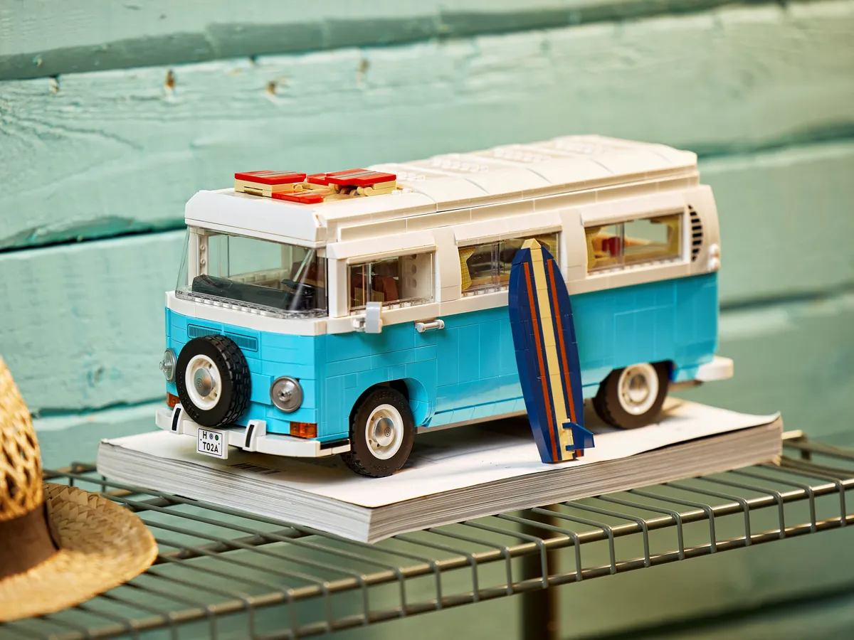 LEGO Volkswagen T2 Camper Van (10279) - Bild 25