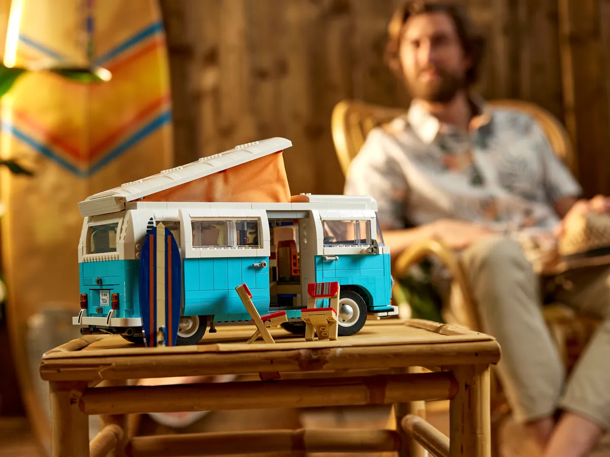LEGO Volkswagen T2 Camper Van (10279) - Bild 27