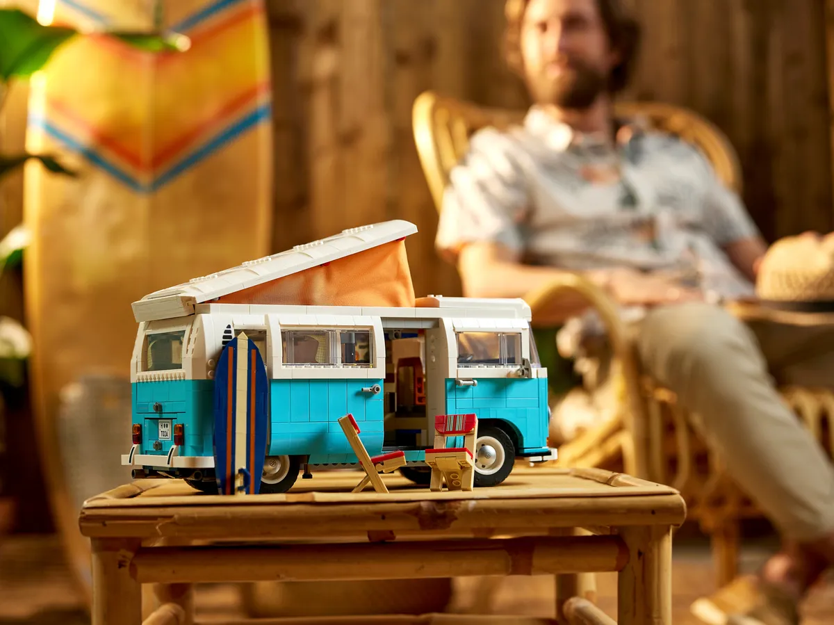 LEGO Volkswagen T2 Camper Van (10279) - Bild 30