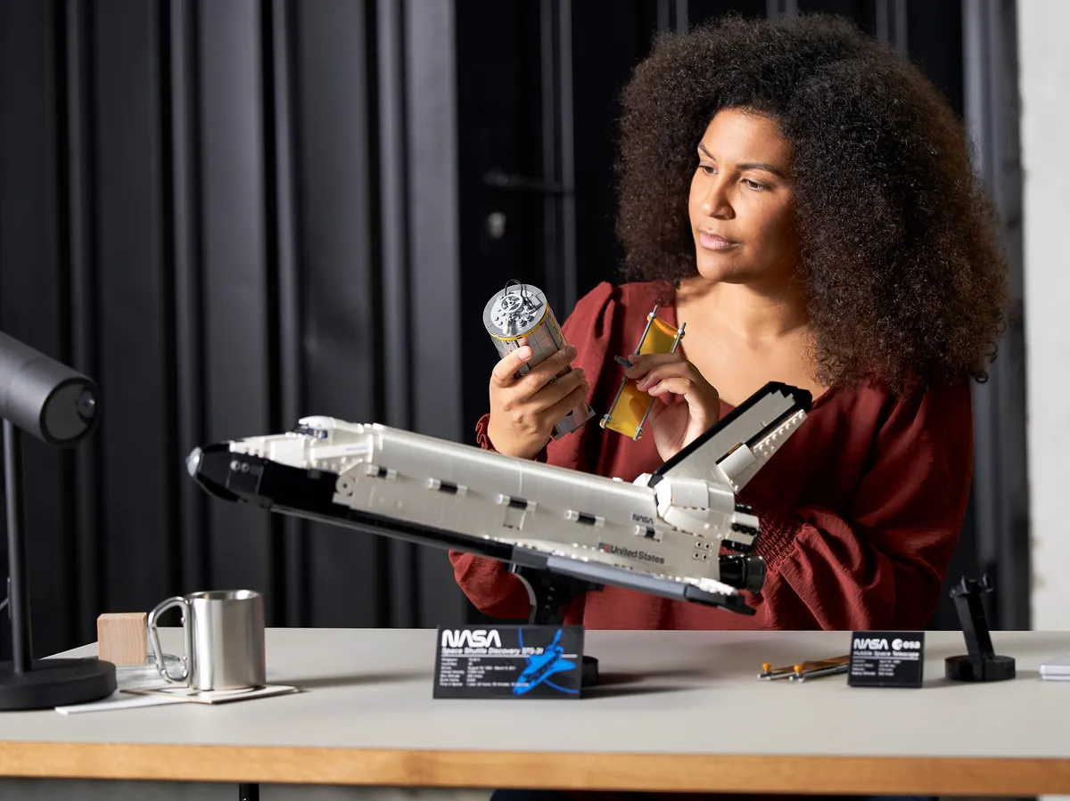 LEGO NASA Space Shuttle Discovery (10283) - image 15