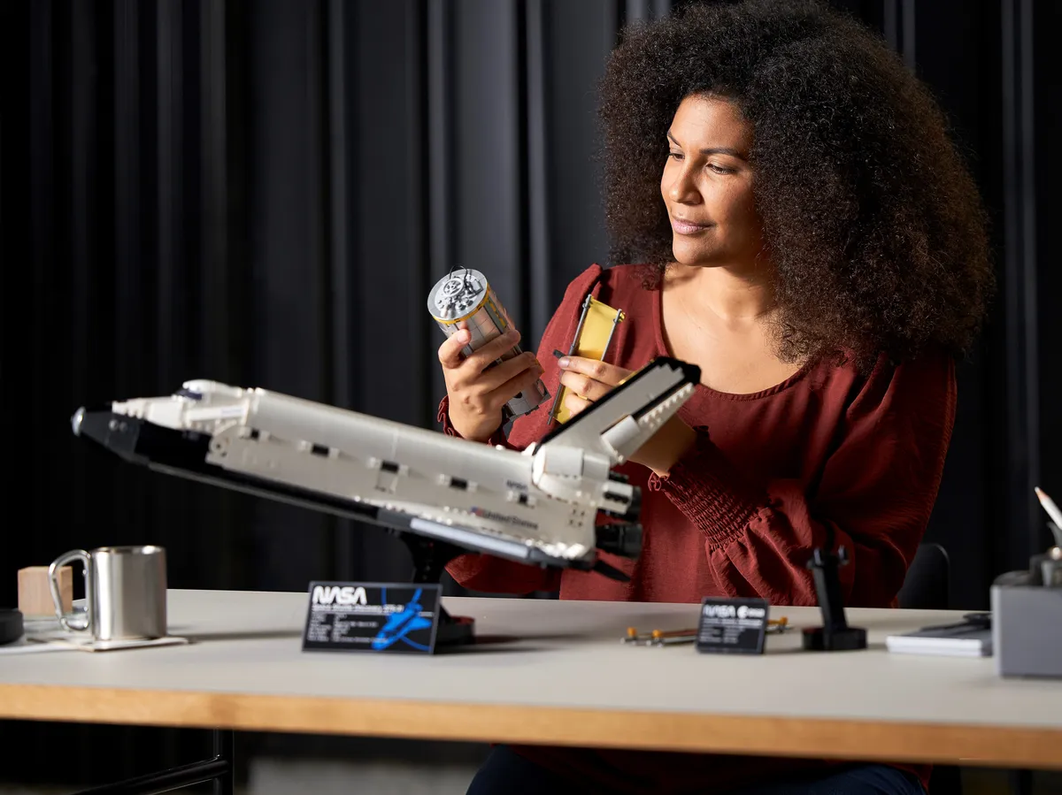 LEGO NASA Space Shuttle Discovery (10283) - image 17