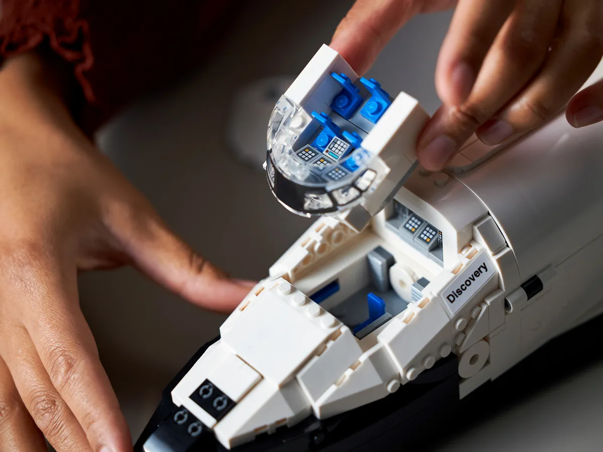 LEGO NASA Space Shuttle Discovery (10283) - image 18