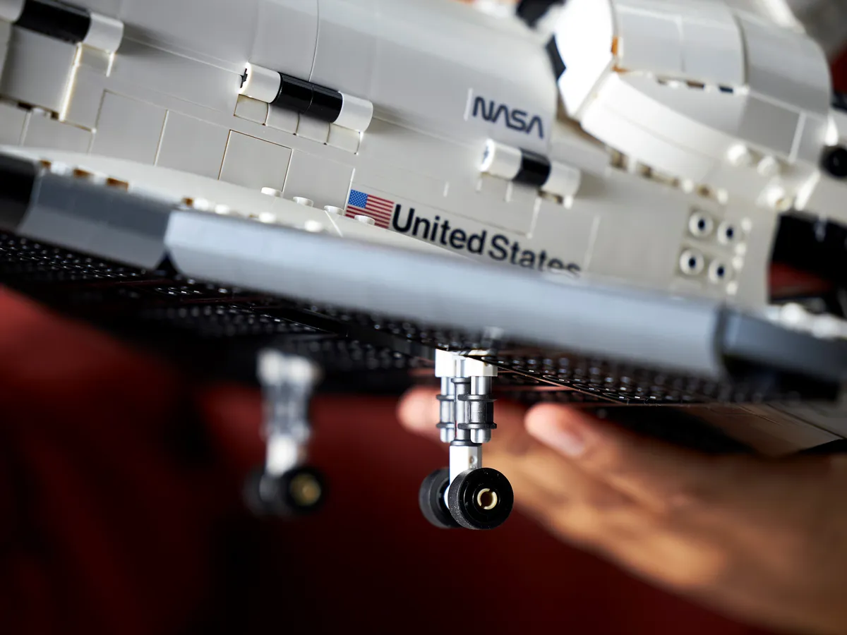 LEGO NASA Space Shuttle Discovery (10283) - image 19