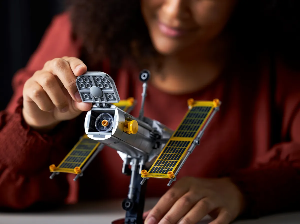 LEGO NASA Space Shuttle Discovery (10283) - image 20