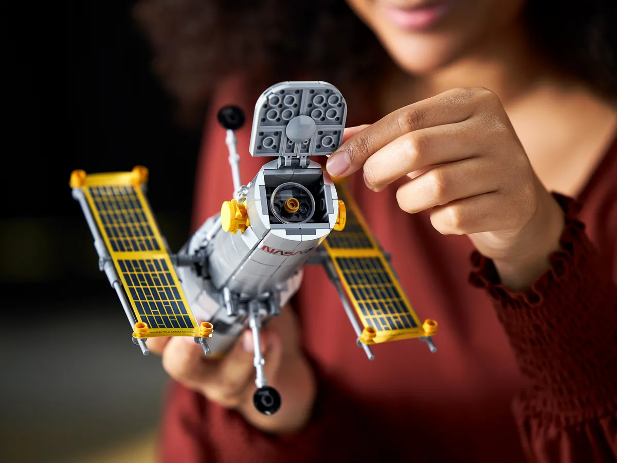 LEGO NASA Space Shuttle Discovery (10283) - image 21