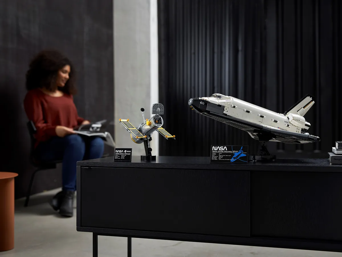 LEGO NASA Space Shuttle Discovery (10283) - image 22