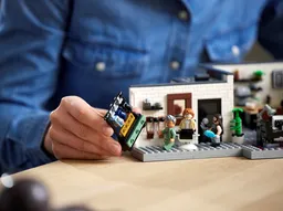 LEGO Queer Eye – The Fab 5 Loft (10291) - afbeelding 9