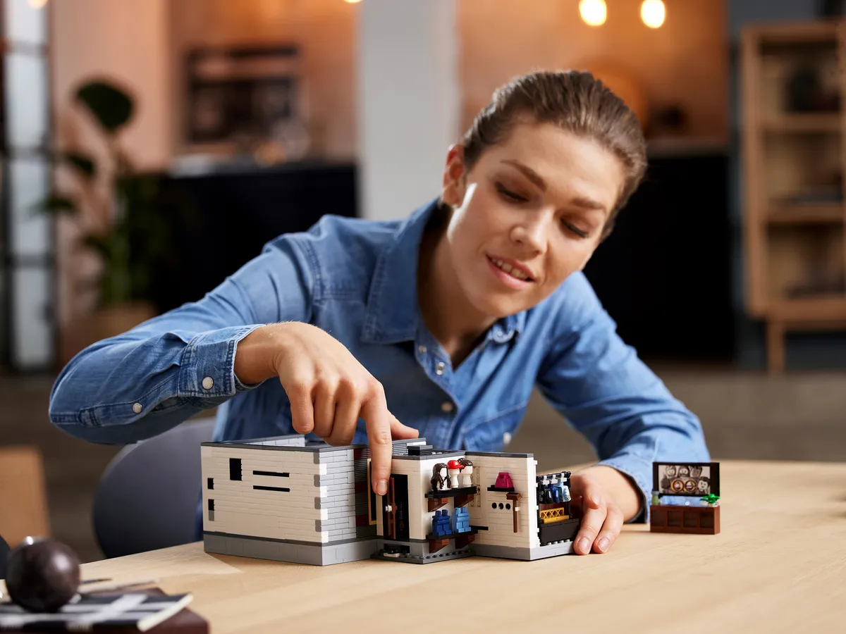 LEGO Queer Eye – The Fab 5 Loft (10291) - Bild 15