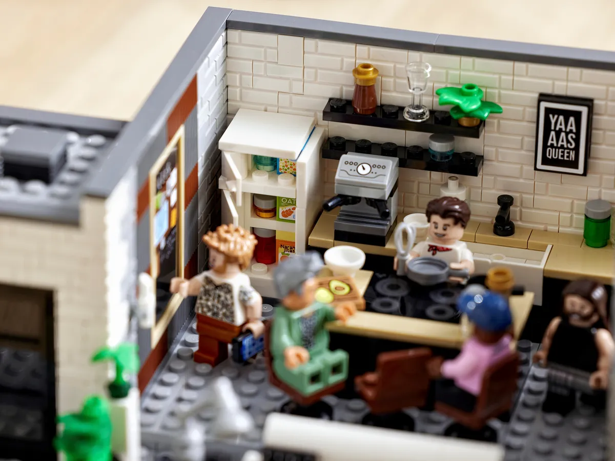 LEGO Queer Eye – The Fab 5 Loft (10291) - Bild 19