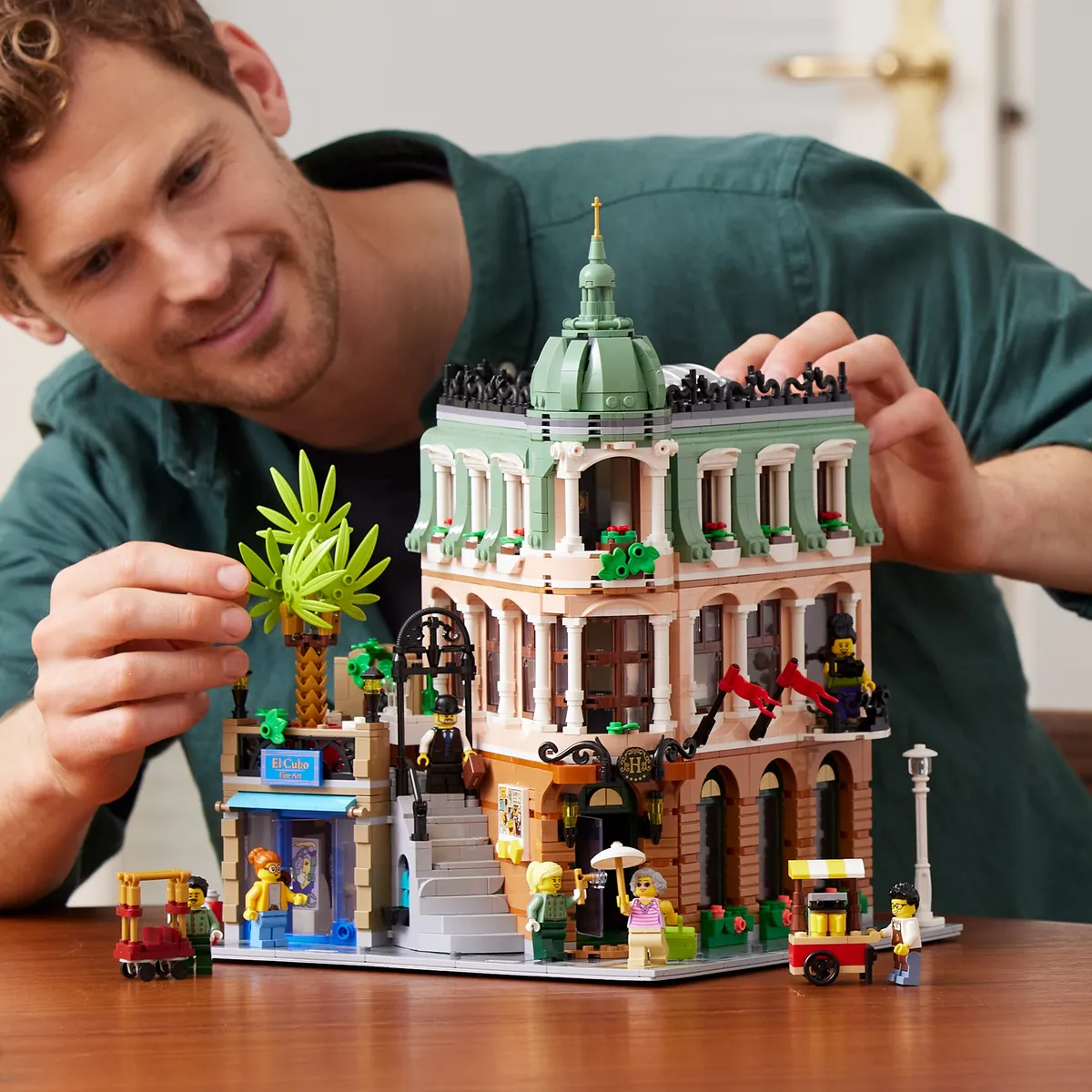 LEGO Boutique Hotel (10297) - Bild 10