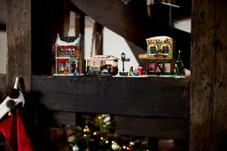 LEGO Holiday Main Street (10308) - image 10