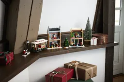 LEGO Holiday Main Street (10308) - image 11