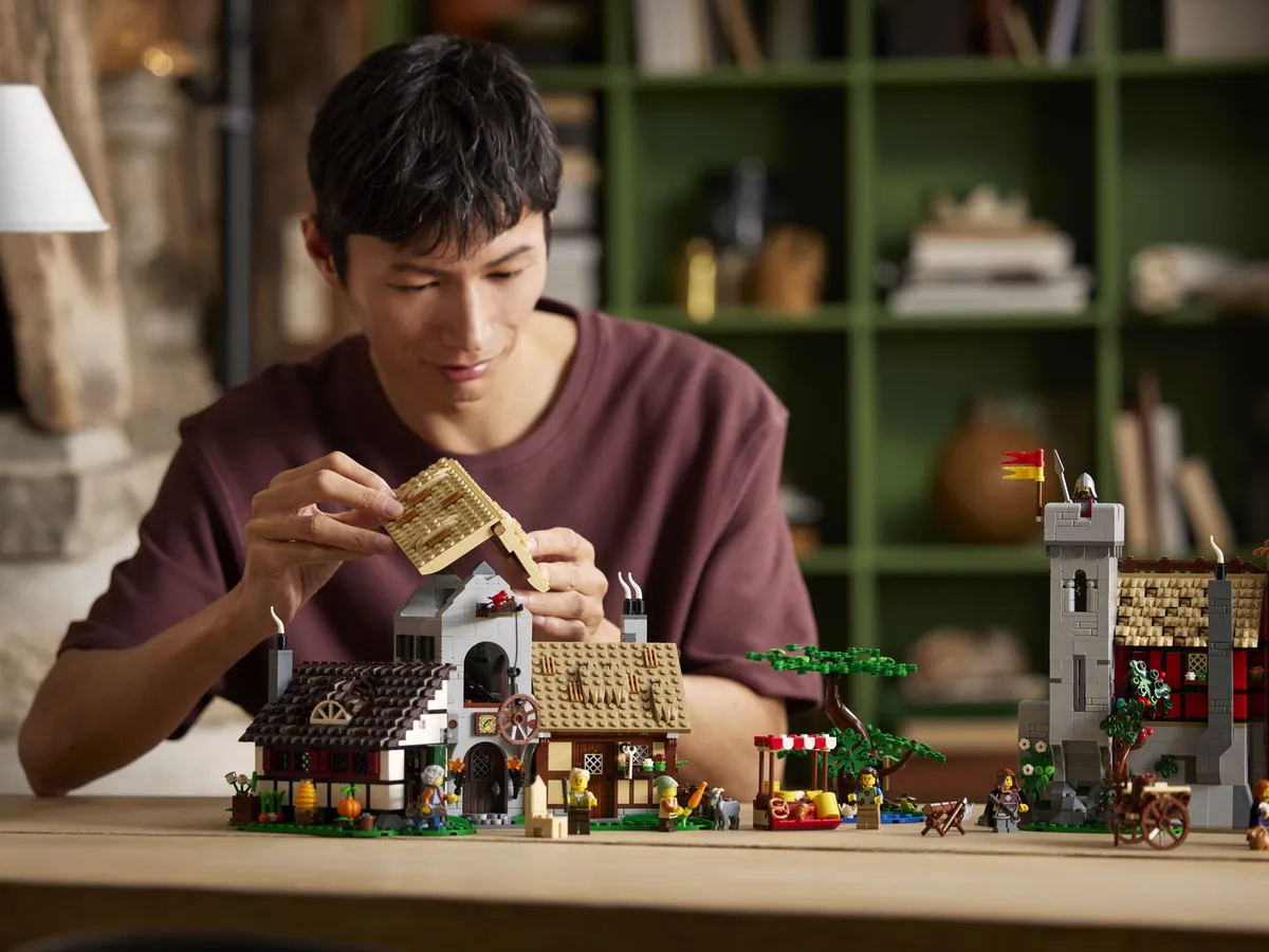 LEGO Medieval Town Square (10332) - Bild 9