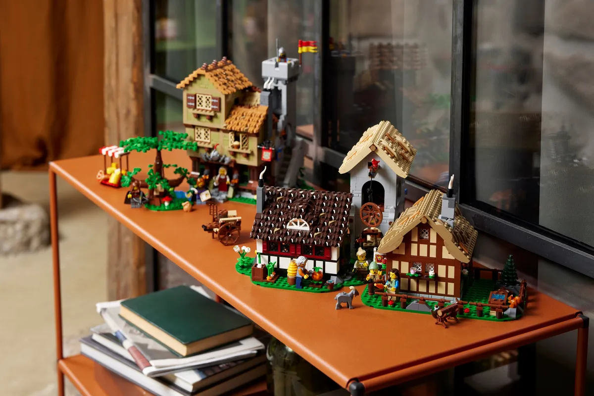 LEGO Medieval Town Square (10332) - Bild 11