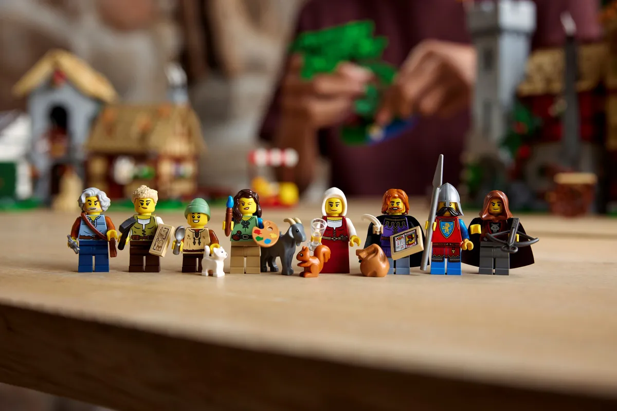 LEGO Medieval Town Square (10332) - Bild 12