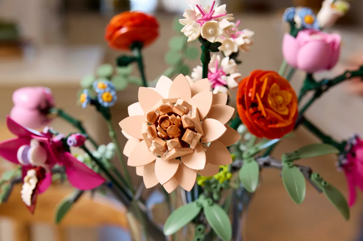 LEGO Pretty Pink Flower Bouquet (10342) - Bild 11