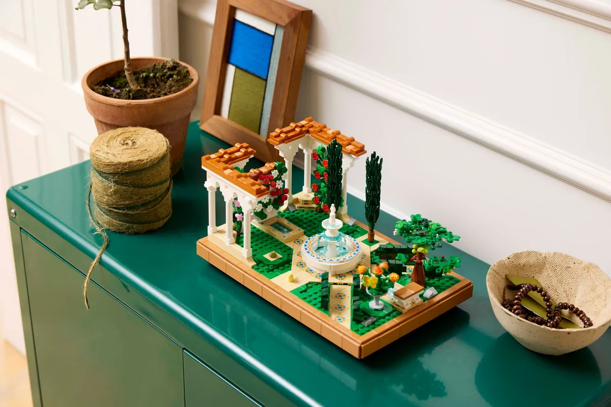 LEGO Fountain Garden (10359) - Bild 9