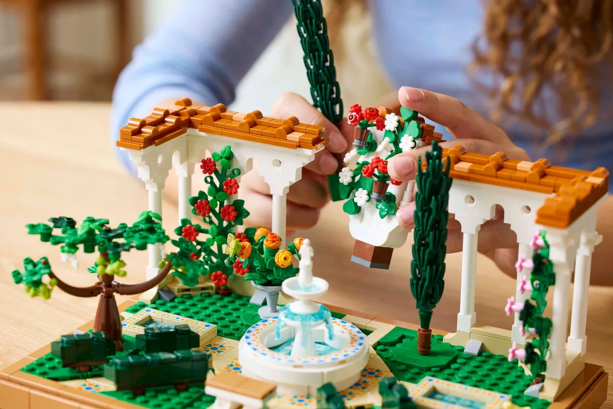 LEGO Fountain Garden (10359) - Bild 7