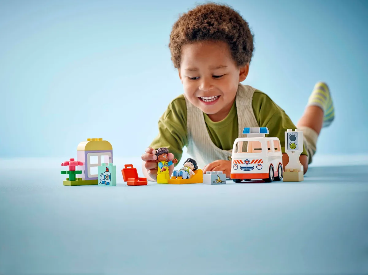 LEGO Ambulance & Driver (10447) - afbeelding 4