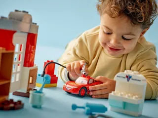 McQueen's Visit to Doc's Garage von LEGO – Produktfoto 6 von 9