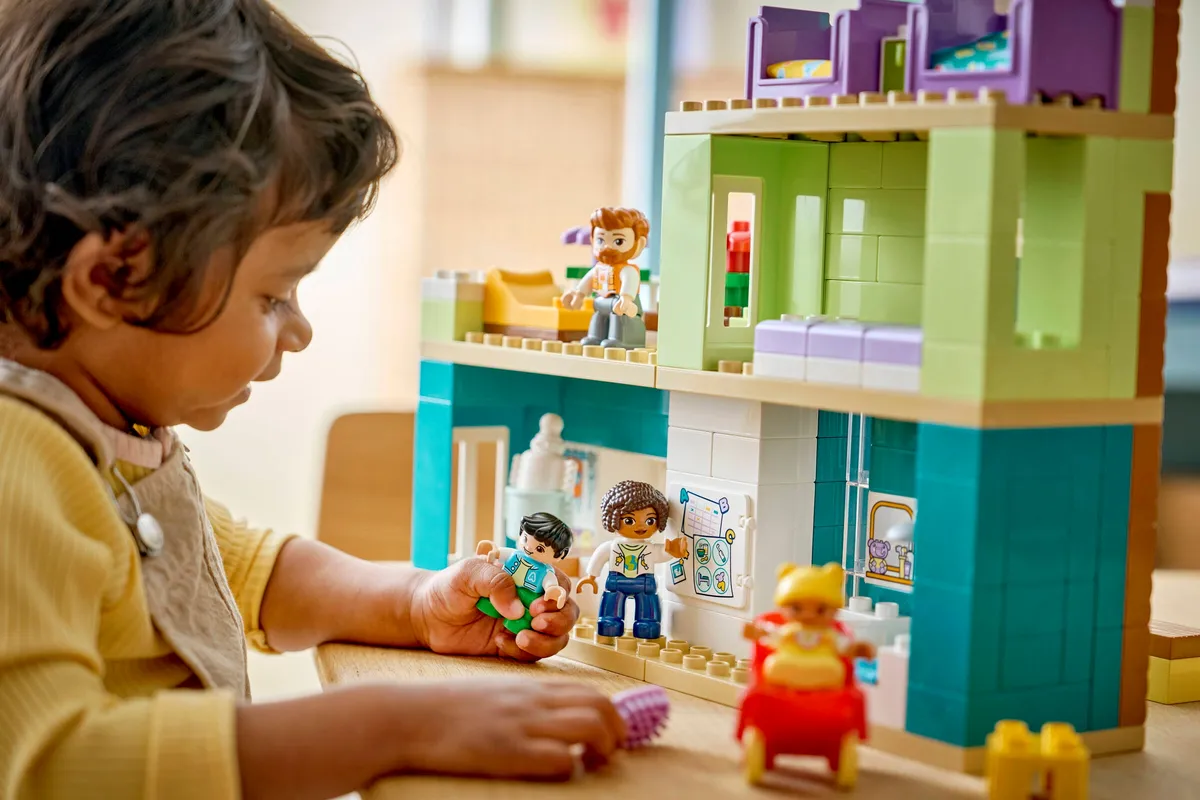 LEGO 3 in 1 Modern Family House with Figures (10470) - Bild 9