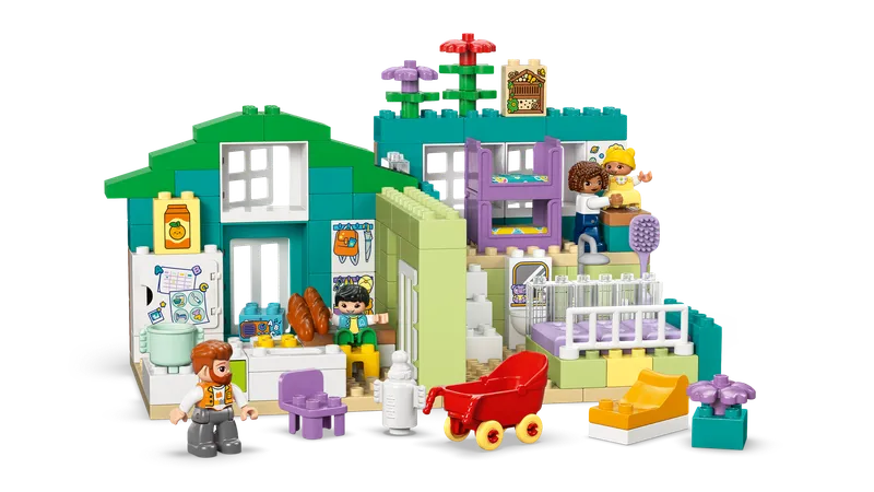 LEGO 10470 3 in 1 Modern Family House with Figures detail image