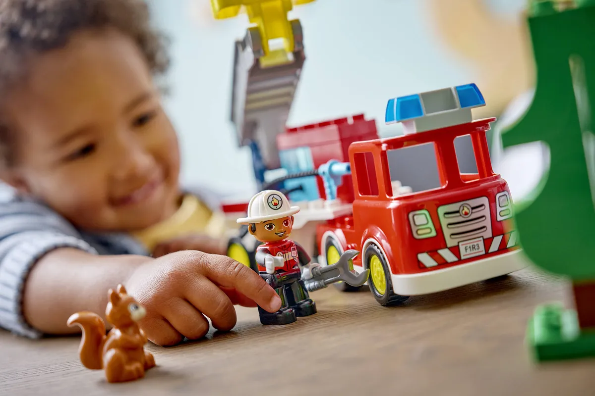 LEGO Fire Truck with Hose and Firefighter (10473) - Bild 7