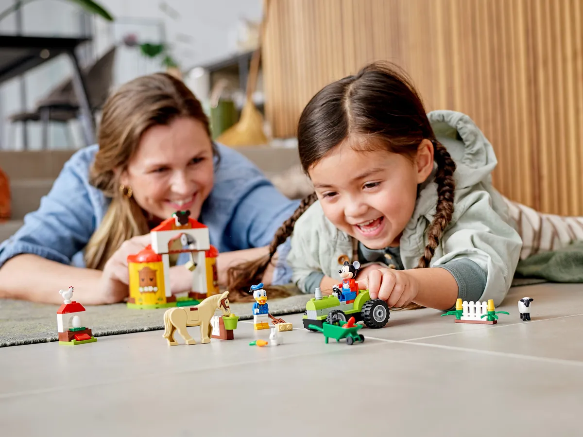 LEGO Mickey Mouse & Donald Duck's Farm (10775) - image 9