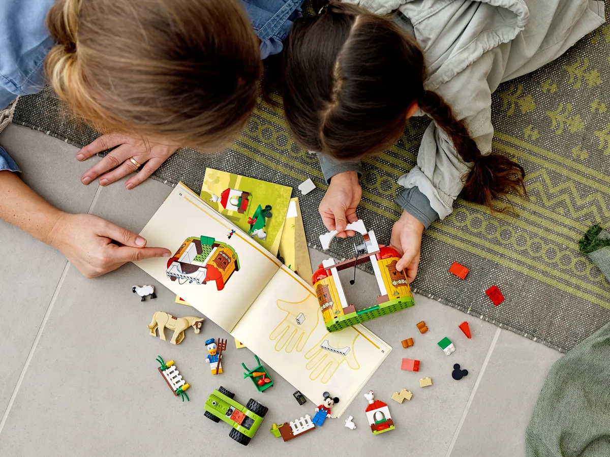 LEGO Mickey Mouse & Donald Duck's Farm (10775) - image 8