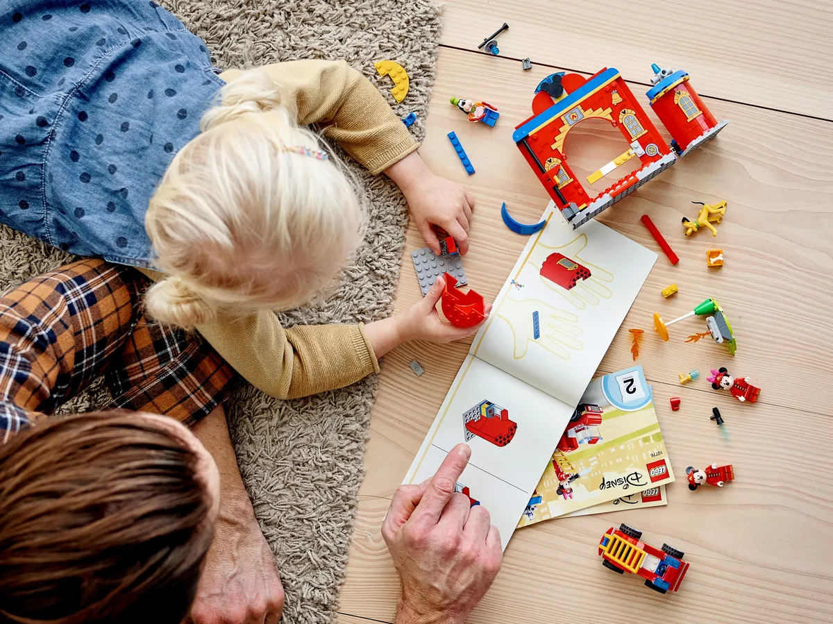 LEGO Mickey & Friends Fire Truck & Station (10776) - Bild 7