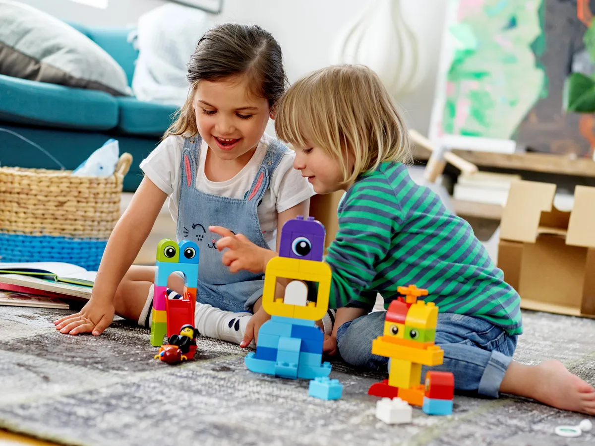 LEGO Emmet and Lucy's Visitors from the DUPLO® Planet (10895) - Bild 8