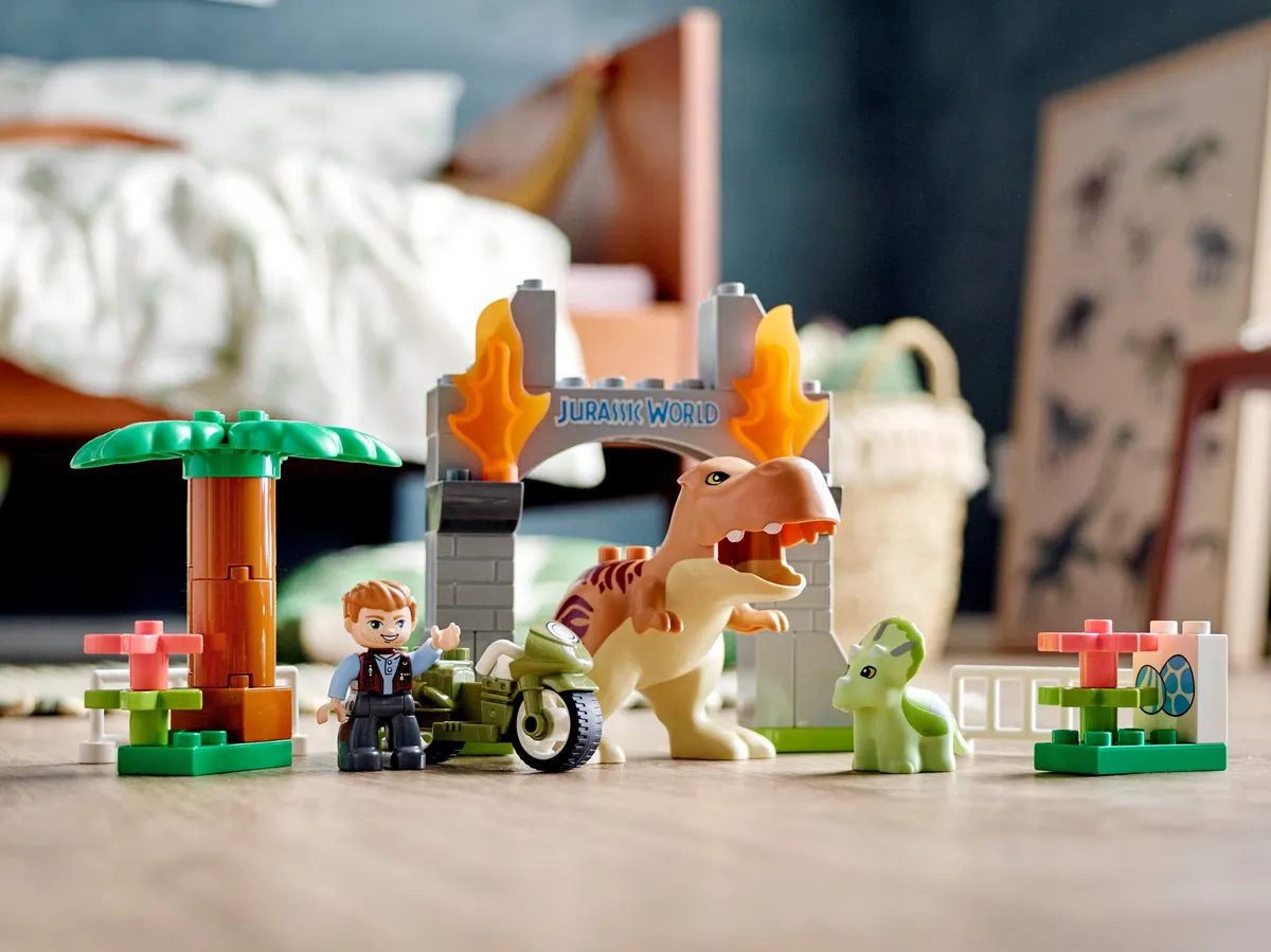 LEGO T. rex and Triceratops Dinosaur Breakout (10939) - Bild 4