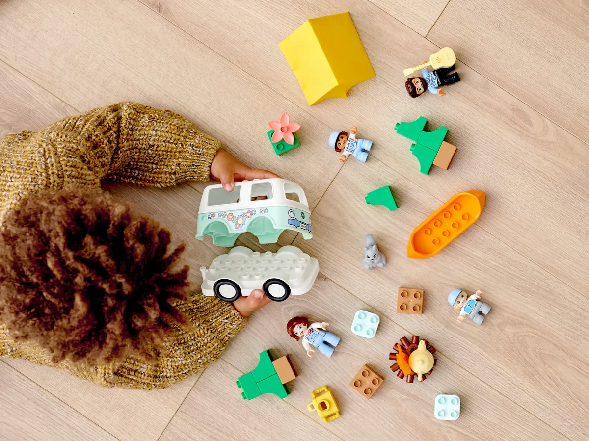 LEGO Family Camping Van Adventure (10946) - Bild 11