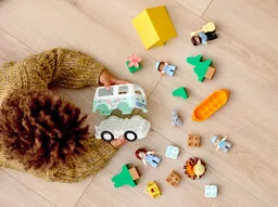 LEGO Family Camping Van Adventure (10946) - afbeelding 11