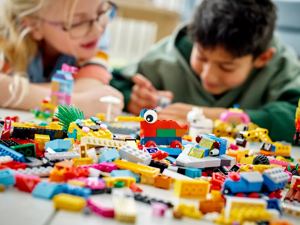 LEGO 90 Years of Play (11021) - Bild 7
