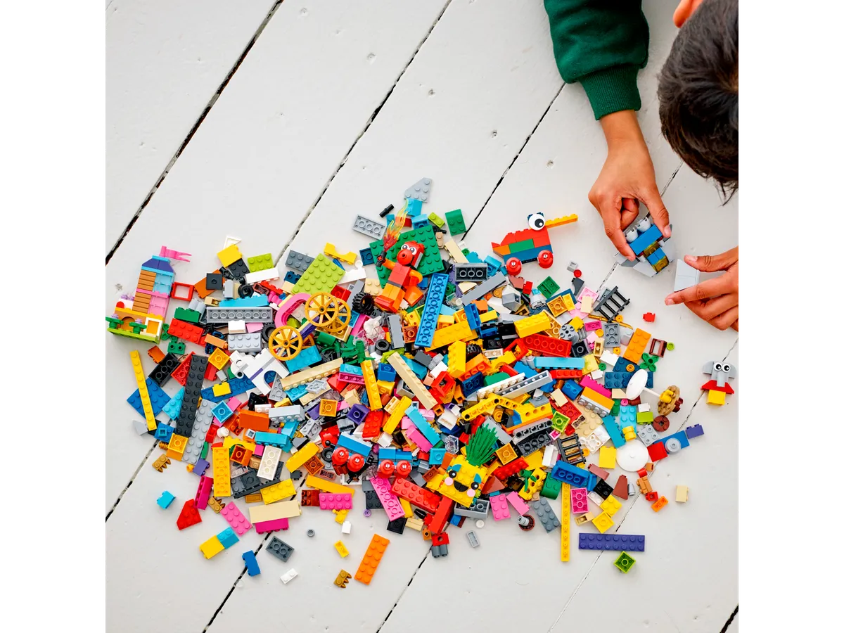 LEGO 90 Years of Play (11021) - Bild 6