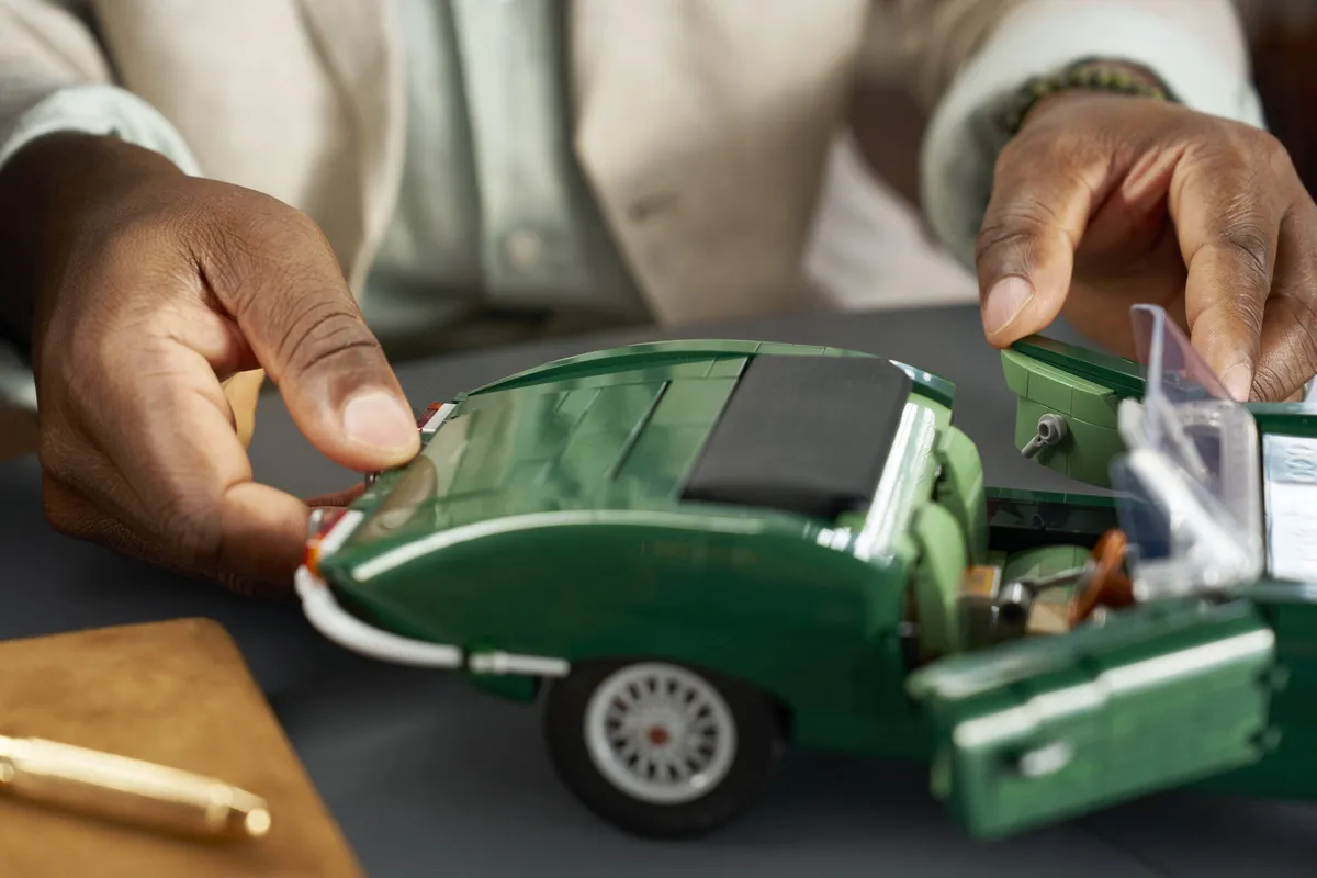 LEGO Jaguar E-Type (11381) - image 13